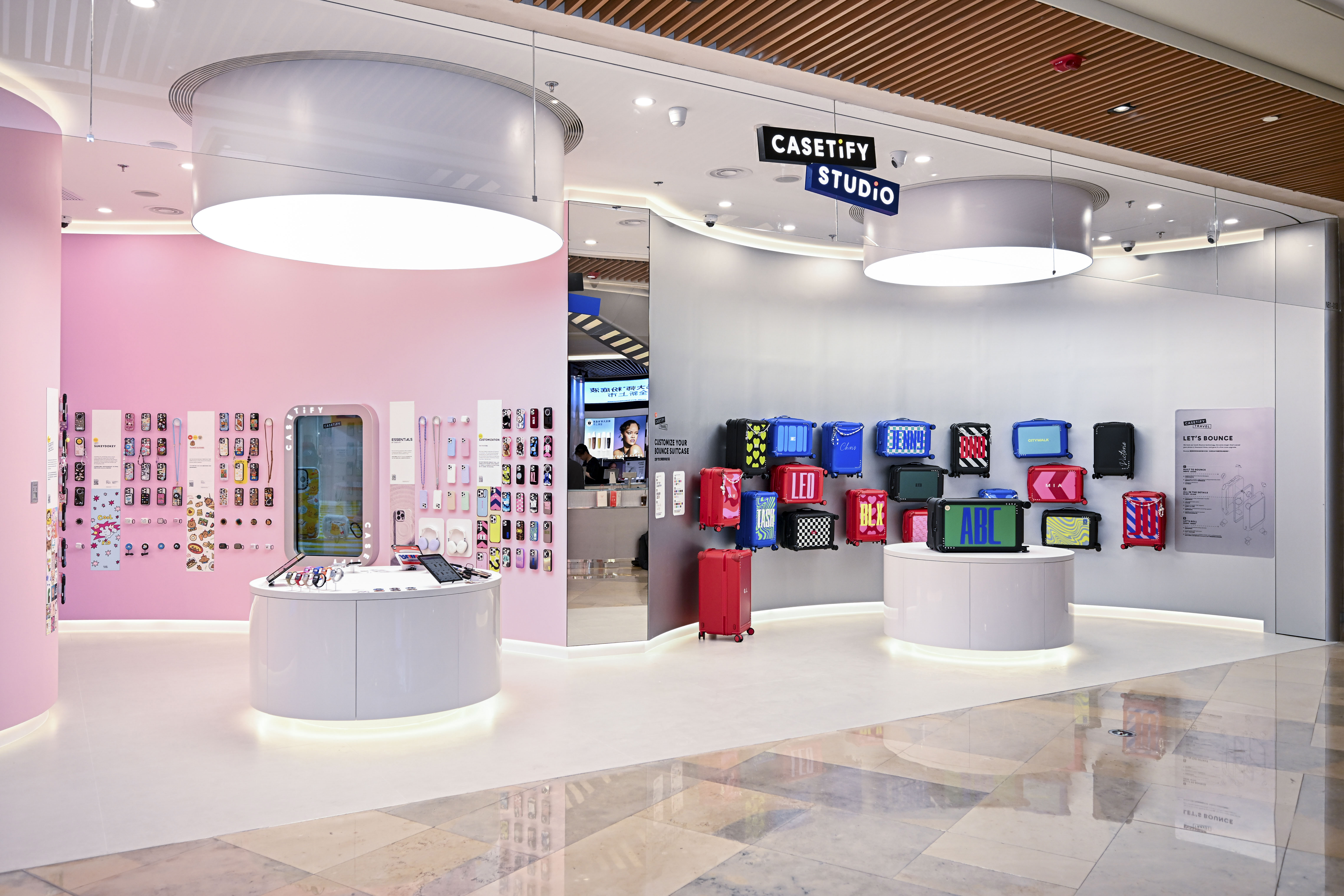 CASETiFY STUDiO上海静安嘉里中心全国首家旅行箱定制店，韧性到站！