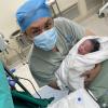 朱桢宣布他妻子的第二胎产房高兴地拥抱了婴儿
