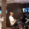 蒋在健身房锻炼时遇到身穿白色t恤锻炼身体状况良好