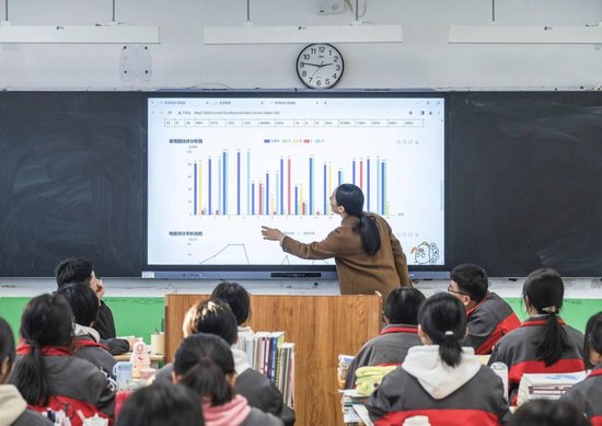 教师不再是“铁饭碗”？退出机制与教师过剩引发争议